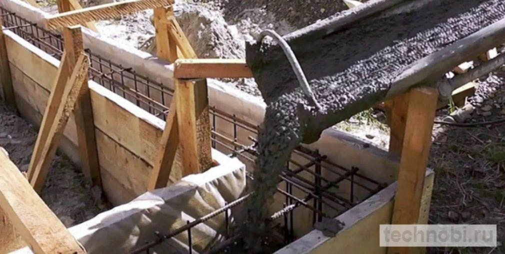 Процесс заливки бетонной смеси в опалубку с измерением объёма