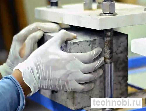 Лабораторное испытание образцов бетонной смеси на прочность