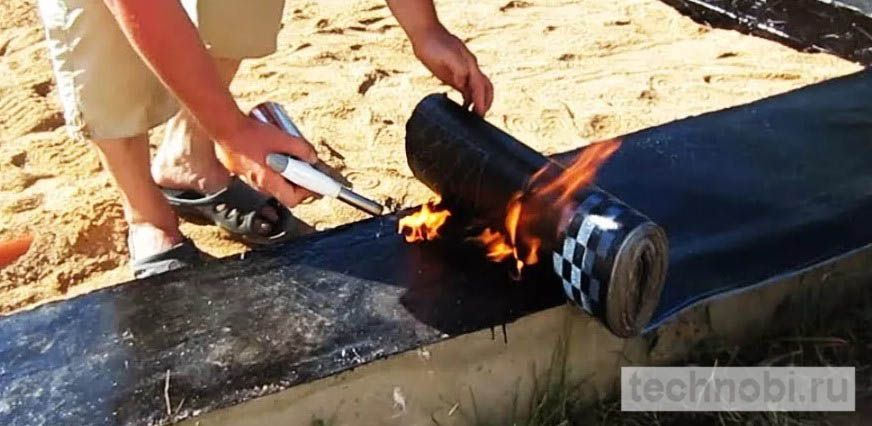 Укладка гидроизола на фундамент: наплавление газовой горелкой