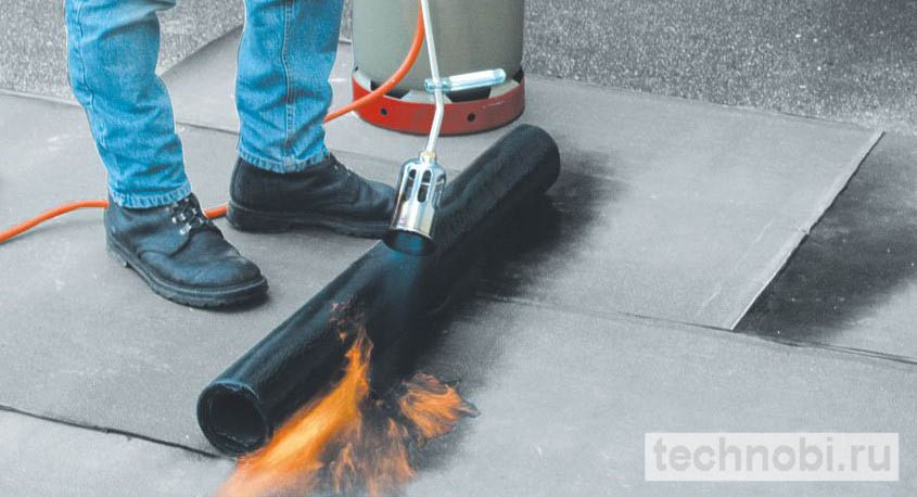 Укладка гидроизола на кровле: наплавление газовой горелкой