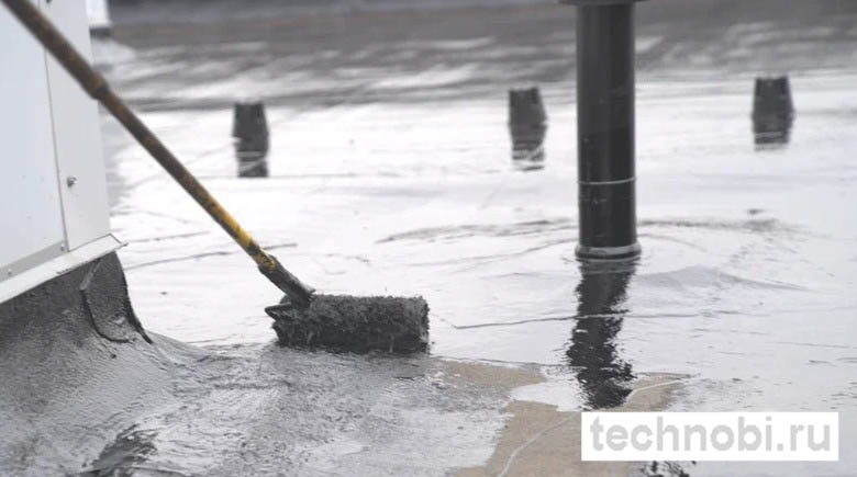 Нанесение жидкого гидроизола в 2 слоя