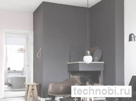 Интерьер гостиной с графитовой акцентной стеной