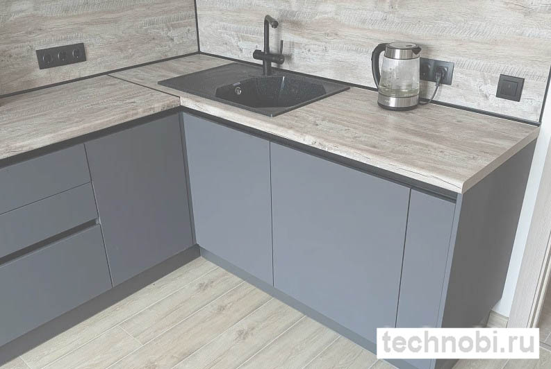 Современная кухня с графитовыми фасадами и деревянной столешницей