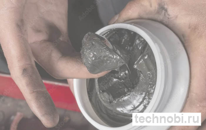 Нанесение графитовой смазки на подшипник скольжения