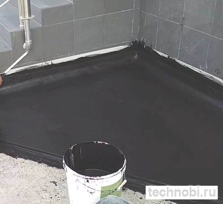 Нанесение мастики гидроизол на фундамент