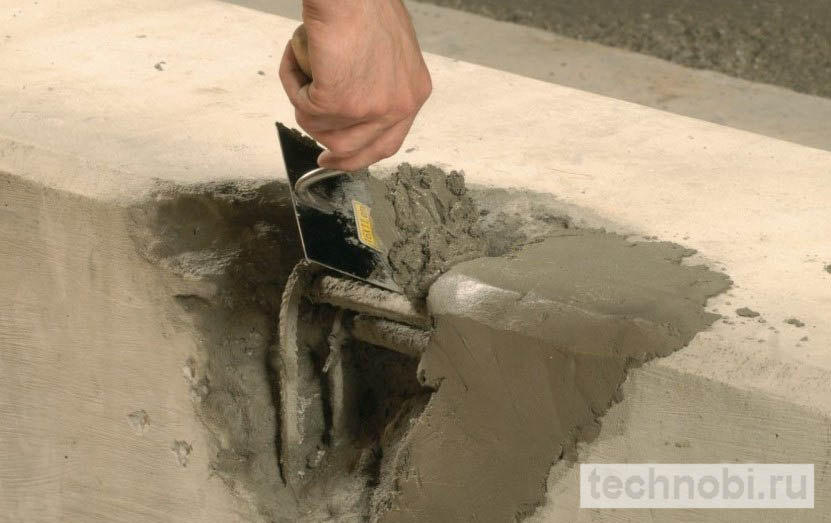 Процесс нанесения ремонтной смеси на повреждённую бетонную поверхность