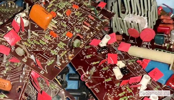 Процесс оценки и взвешивания радиодеталей в пункте скупки