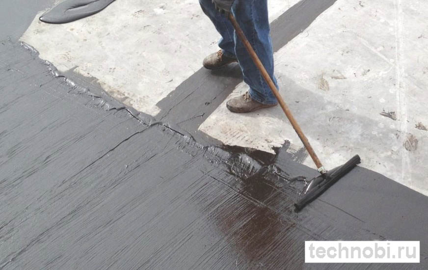 Нанесение битумной мастики на основание